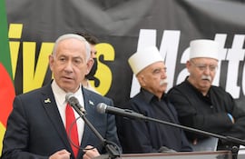 El Primer Ministro de Israel, Benjamin Netanyahu (i), visita el consejo local de Julis, en el norte de Israel, y se reunió con el líder espiritual de la comunidad drusa en Israel, el jeque Mwafaq Tarif, y con los líderes de la comunidad drusa y miembros de la Knéset de la comunidad.