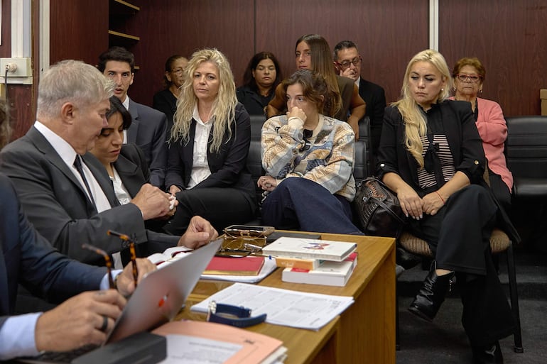 Fernando Burlando (i), abogado de la familia Maradona, Gianina Maradona (2i), Dalma Maradona (c) y Verónica Ojeda (d) exesposa de Maradona, asisten al tribunal de San Isidro este martes, en Buenos Aires (Argentina).