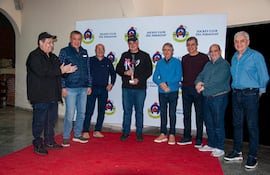 Luis María González Vaesken con el trofeo Día del Trabajador, tras la victoria de El Galáctico.