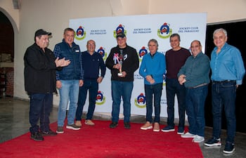 Luis María González Vaesken con el trofeo Día del Trabajador, tras la victoria de El Galáctico.