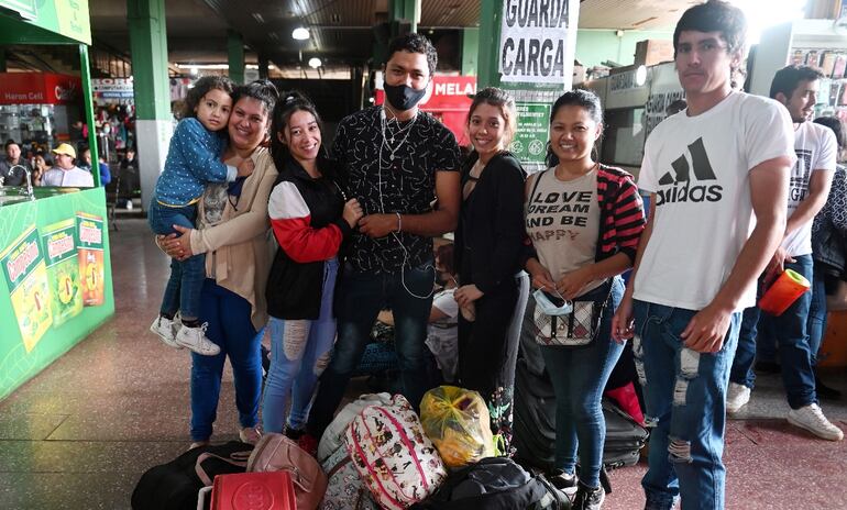 La familia Martínez va a visitar a la abuela en Puerto Rosario, San Pedro, luego de cuatro años de no poder ir.