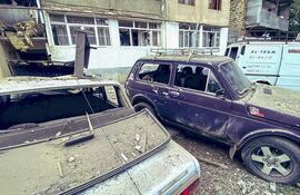 Vehículos y edificios dañados en la localidad de Stepnakert, en Nagorno Karabaj.