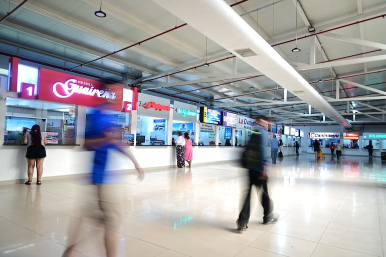 Pasajeros circulan por la zona de compra de pasajes en la Estación de Buses de Asunción.