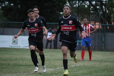 Brazos abiertos para Germán Nicolás Núñez Salinas, autor del tanto que le dio el triunfo agónico a River Plate en su visita de ayer a Humaitá en Mariano Roque Alonso. (Foto: APF)