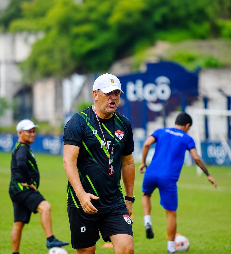 Víctor René Scheid en plena sesión de entrenamiento del Club Social y Deportivo Sacachispas, de la Primera División de Guatemala.