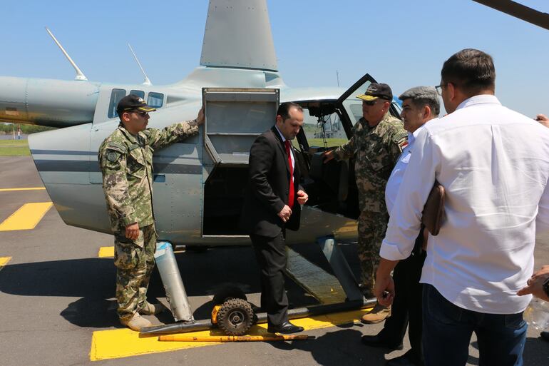 Narcohelicoptéro incautado en establecimiento rural de Amambay fue trasladado hasta el Comando Central de la Armada Paraguaya en Asunción y se podría utilizar para operativos antidrogas.