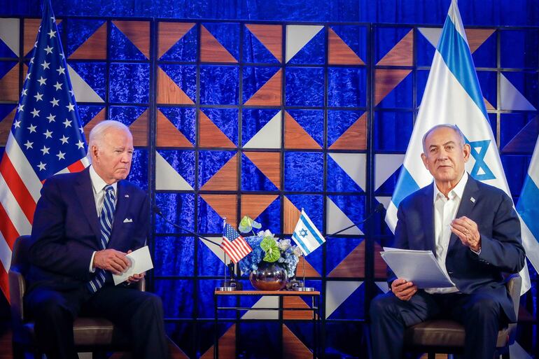 El presidente estadounidense Joe Biden y el primer ministro israelí Benjamin Netanyahu durante una conferencia de prensa conjunta en Tel Aviv, Israel, hoy. El Presidente Biden prometió el apoyo de Estados Unidos a Israel y afirmó que el ataque nocturno a un hospital en la franja de Gaza 'parece' haber sido provocado 'por el otro equipo' (EFE/EPA)