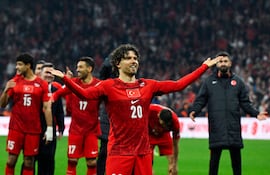El defensa de Turquía, Ferdi Kadioglu, celebra con sus compañeros tras ganar el partido de fútbol de semifinales del play-off de la fase de clasificación europea para la Copa Mundial de la FIFA 2026 entre Turquía y Rumania, en el estadio Besiktas Park, en Estambul.