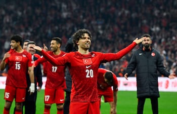 El defensa de Turquía, Ferdi Kadioglu, celebra con sus compañeros tras ganar el partido de fútbol de semifinales del play-off de la fase de clasificación europea para la Copa Mundial de la FIFA 2026 entre Turquía y Rumania, en el estadio Besiktas Park, en Estambul.