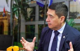 Eduardo Nakayama (Ex-PLRA) cuestiona incoherencia en el gobierno de Santiago Peña.