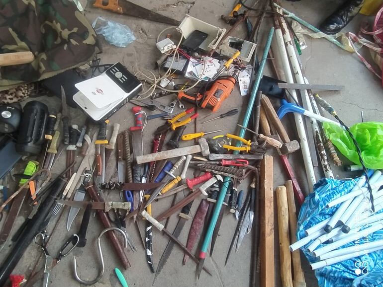 Armas blancas de fabricación casera encontradas en Tacumbú.