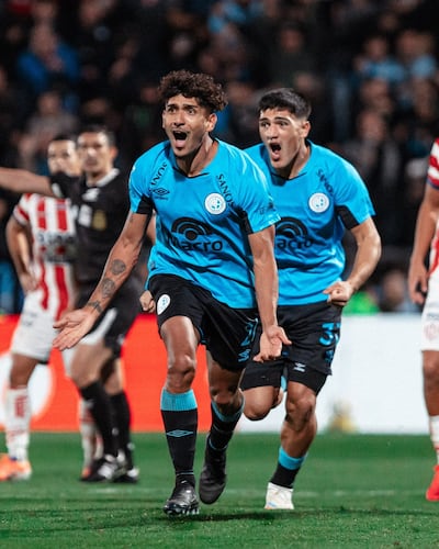 El mediocampista, Adrián Sánchez celebra el tanto que inauguró el marcador a favor de Belgrano en el duelo ante Unión de Santa Fe, por los cuartos de final de la Liga Profesional Argentina.
