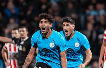 El mediocampista, Adrián Sánchez celebra el tanto que inauguró el marcador a favor de Belgrano en el duelo ante Unión de Santa Fe, por los cuartos de final de la Liga Profesional Argentina.