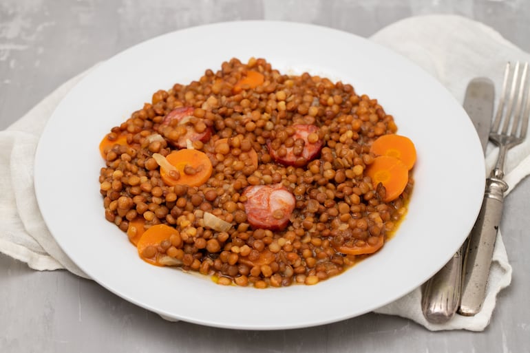 Sopa de lentejas con chorizos.