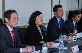 La viceministra de Relaciones Exteriores de China, Hua Chunying (c), participa este lunes durante la VII Reunión del Mecanismo de Diálogo Mercosur-China, en Montevideo (Uruguay).