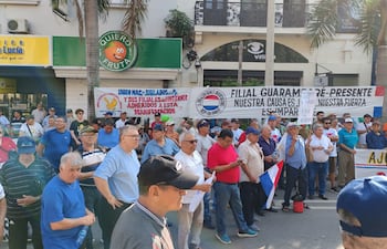 Jubilados y asegurados del IPS protestaron este sábado para exigir derechos y protección de fondos.