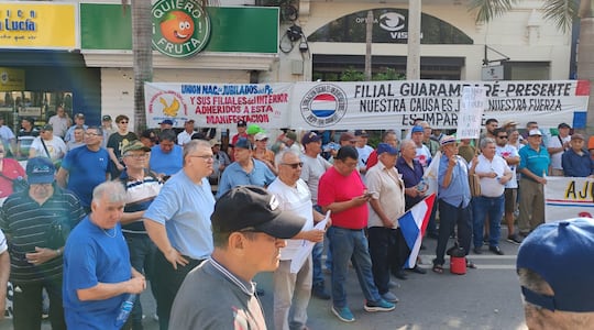 Jubilados y asegurados del IPS protestaron este sábado para exigir derechos y protección de fondos.