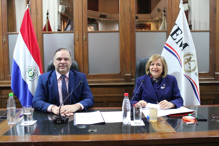 La presidenta del Jurado de Enjuiciamiento de Magistrados (JEM), Alicia Pucheta, y el senador Mario Varela (ANR), participan en forma presencial de la sesión ordinaria.