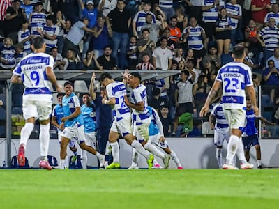Los jugadores del 2 de Mayo celebran un gol en el partido frente a Cerro Porteño por la fecha 2 del torneo Clausura 2026 de la Primera División de Paraguay en el estadio Río Parapití, en Pedro Juan Caballero, Paraguay.