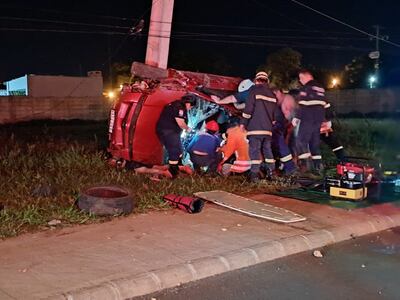 El  auto totalmente destruido en la que viajaban los jóvenes.