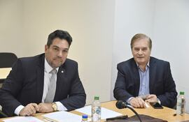 Dany Durand Espínola, ex directivo de Mocipar acusado de supuesta estafa y otros hechos punibles; junto al Abg. Óscar Tuma.