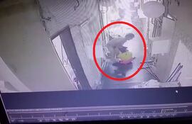 Captura de video del momento de la brutal agresión.