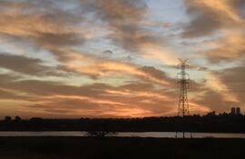 El alba irrumpe en la costanera de Asunción.