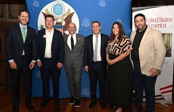 Roberto Moreno; Javier Giménez; Robert Alter, encargado de Negocios de EE. UU, Gustavo Villate, María Victoria Sosa e Iván Coronel.