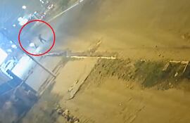 Imágenes de circuito cerrado captaron el accidente fatal registrado anoche en la Avda. Aviadores del Chaco.