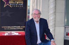 James L. Brooks descubriendo feliz su estrella en el Paseo de la Fama de Hollywood. (Frederic J. BROWN / AFP)