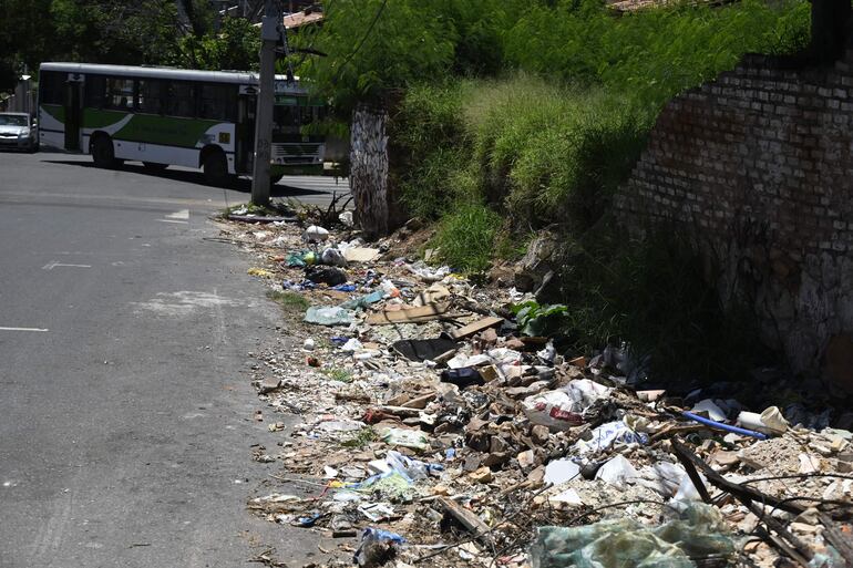 Vertedero en la esquina de Doctor Paiva esquina Doctor Luis Alberto Garcete.