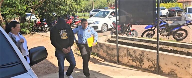 El Sub Oficial Inspector, Emigdio Ariel López Ortíz, se entregó en la Comisaría Primera, está sindicado de participar en un hecho de hurto agragado en Escobar.