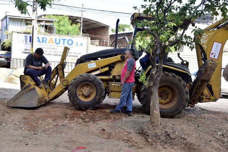 Obreros parados sobre Domingo Montanaro casi Eusebio Ayala.