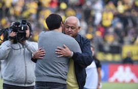 Francisco Arce abraza a José Arrúa, DT de Trinidense.