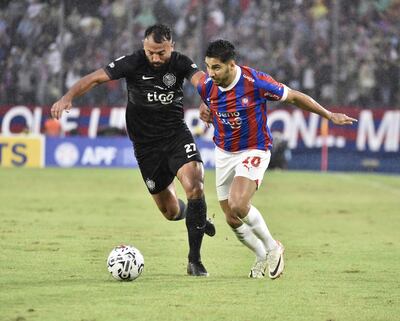 Cecilio Domínguez (29), autor del gol azulgrana, maniobra ante Ramón Martínez (28), quien fue cambiado en el primer tiempo por lesión.