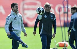 El entrenador español del Arsenal, Mikel Arteta (izda.), patea el balón durante una sesión de entrenamiento del equipo en el centro de entrenamiento del Arsenal en London Colney, al norte de Londres.