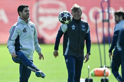 El entrenador español del Arsenal, Mikel Arteta (izda.), patea el balón durante una sesión de entrenamiento del equipo en el centro de entrenamiento del Arsenal en London Colney, al norte de Londres.