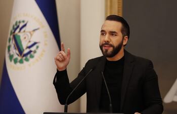 AME1418. SAN SALVADOR (EL SALVADOR), 14/01/2025.- El presidente de El Salvador, Nayib Bukele habla durante una rueda de prensa este martes, en Casa Presidencial en San Salvador (El Salvador). Bukele anunció que su Gobierno asumirá en este mes de enero el pago del consumo de agua y energía eléctrica del "95 %" de los hogares realizado en diciembre pasado, como parte de una medida para "aliviar" la economía de los ciudadanos. EFE/ Rodrigo Sura
