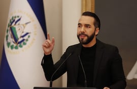 AME1418. SAN SALVADOR (EL SALVADOR), 14/01/2025.- El presidente de El Salvador, Nayib Bukele habla durante una rueda de prensa este martes, en Casa Presidencial en San Salvador (El Salvador). Bukele anunció que su Gobierno asumirá en este mes de enero el pago del consumo de agua y energía eléctrica del "95 %" de los hogares realizado en diciembre pasado, como parte de una medida para "aliviar" la economía de los ciudadanos. EFE/ Rodrigo Sura