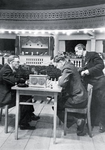 Verlinsky viendo a Yuri Averbakh ante el futuro maestro Evgeny Terpugov, 1949 (Foto Archivos de Averbakh).