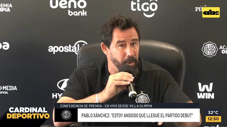 El argentino Pablo Vitamina Sánchez en la presentación como entrenador de Olimpia en la Villa Olimpia, en Fernando de la Mora, Paraguay.