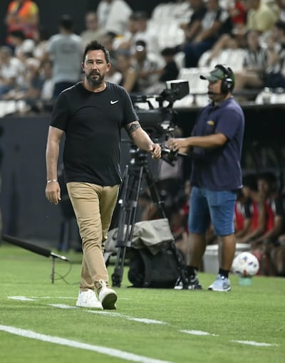 El entrenador de Olimpia, Pablo Vitamina Sánchez durante el duelo ante Libertad, por la duodécima ronda del torneo Clausura 2026.