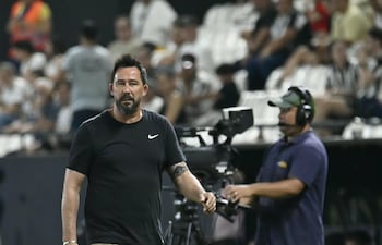 El entrenador de Olimpia, Pablo Vitamina Sánchez durante el duelo ante Libertad, por la duodécima ronda del torneo Clausura 2026.