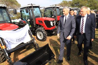 Actp de entrega de tractores, asistencialismo del MAG