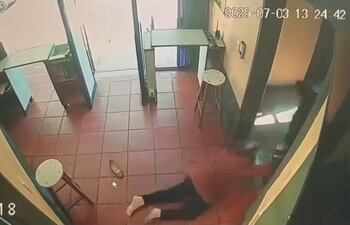 Tras ser herida, la abogada se arrastra y logra ingresar a una oficina para protegerse.