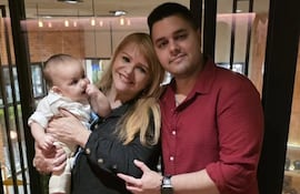 Adela Mercado con su nieto Piero en brazos y el cumpleañero Cristian Fernández Mercado.