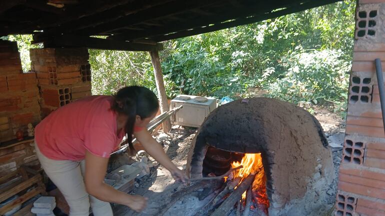 Mirian realiza la cocción de sus obras en un tradicional tatakuá.