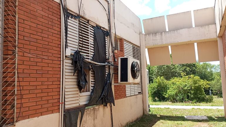 Ventanas cubiertas con bolsas de nylon en el viejo edificio del Incan, que urge reparaciones.