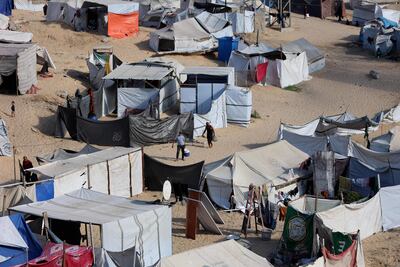 La gente continúa con sus vidas en un campamento para palestinos desplazados en Khan Yunis, al sur de la Franja de Gaza.