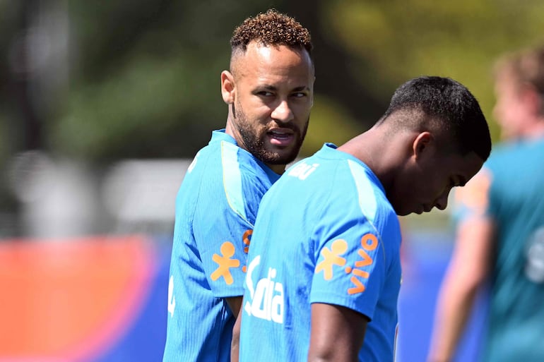 El delantero de Brasil Neymar (I) y el delantero de Brasil Endrick participan en una sesión de entrenamiento en el centro de entrenamiento Columbia Park en Morristown, Nueva Jersey, durante el torneo de fútbol de la Copa Mundial 2026.
